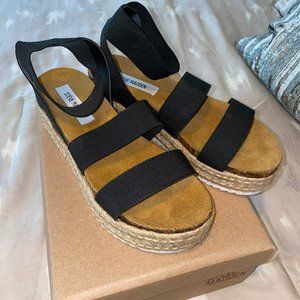 COPY - NIB STEVE MADDEN KIMMI PLATFORM SANDALS IN BLACK IN SIZE 9